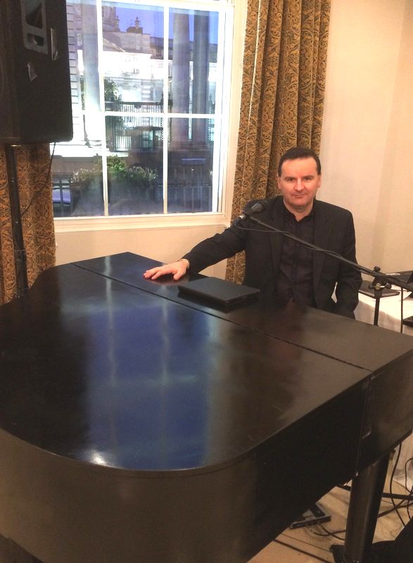 Wedding Piano Player and Singer Sean De Burca at the merrion Hotel, Dublin