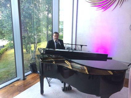 The G Hotel, Galway races, Piano man
